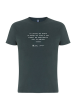 Carica l'immagine nel visualizzatore di Gallery, t-shirt UN MATTO / Fabrizio De André / BIO - Canzoni oltre le sbarre